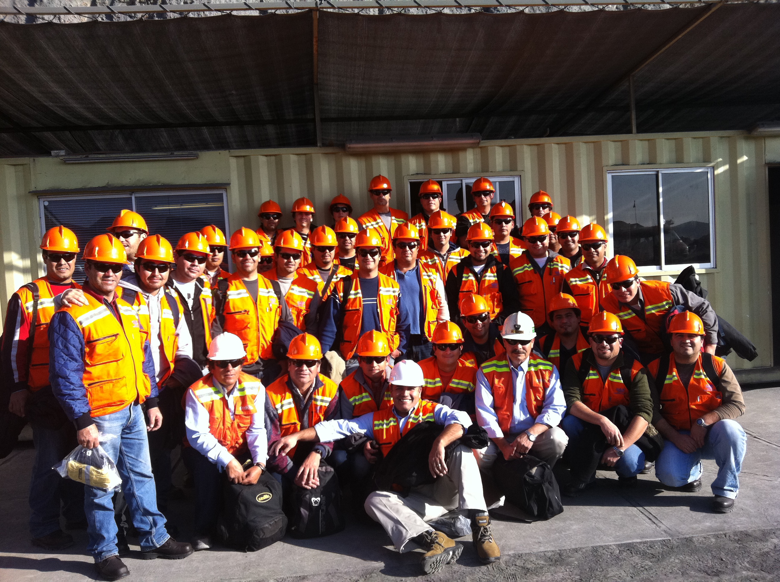 Equipo capacitado en terreno industrial